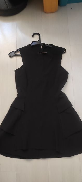 Черна рокля разчупен модел