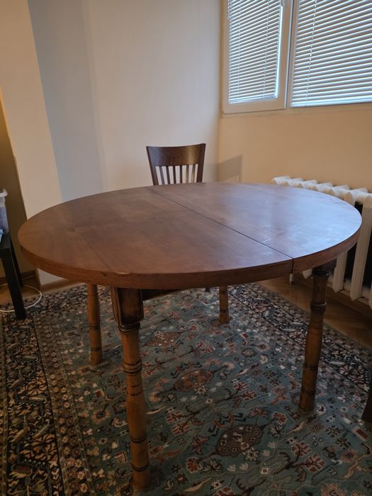 Продавам  разтегателна масивна трапезарна маса с 4 стола