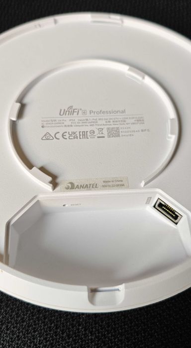 Комплект в кутия Ubiquiti UniFi 6 Pro (U6-PRO) AX4800 access point