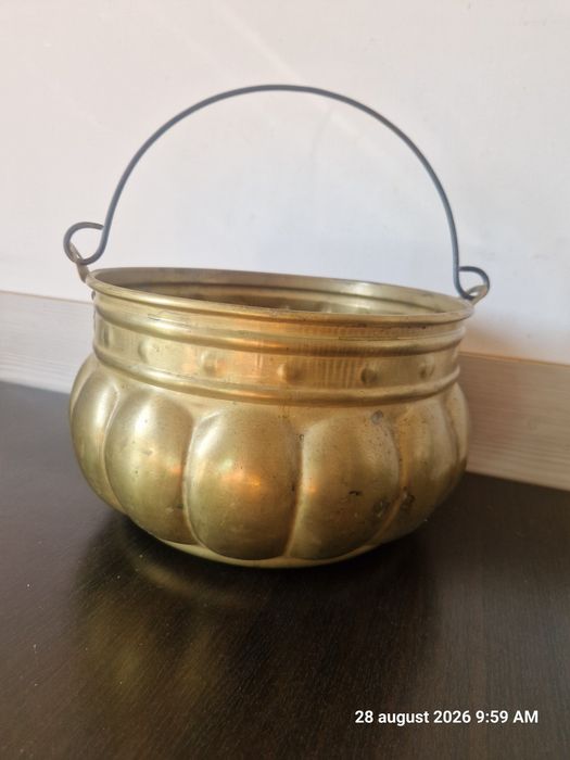 Oală veche de alamă