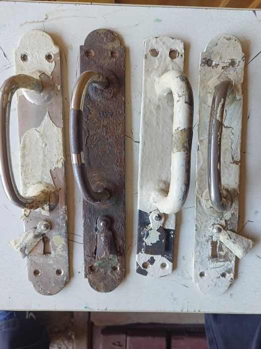 Дверные ручки с замком.