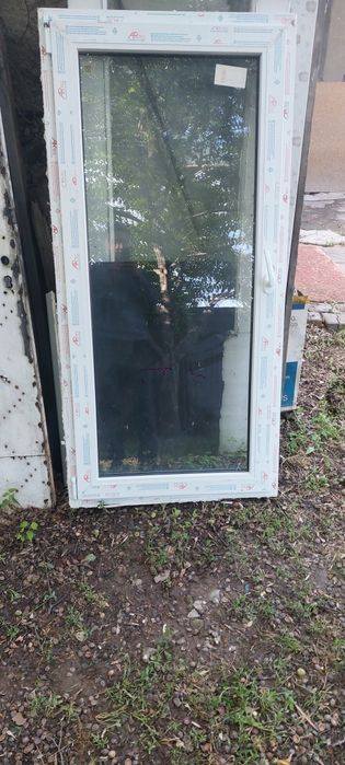 Пластиковой  двер и окно