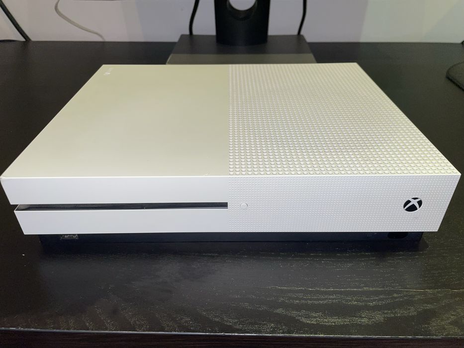 Xbox One S + 2 jocuri