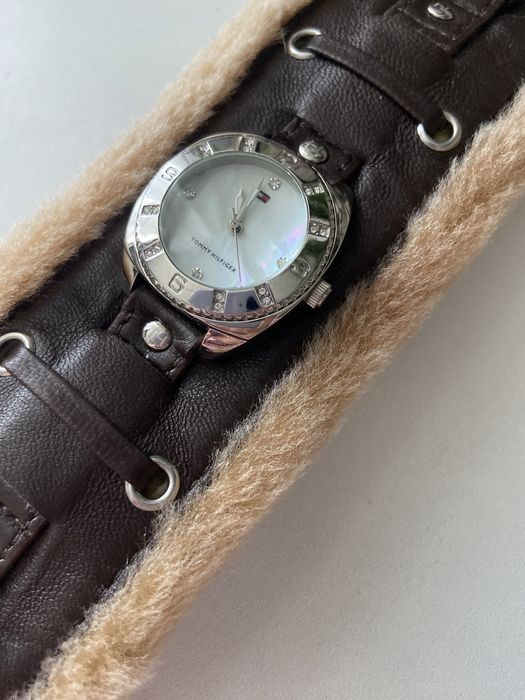 Кафяв часовник-гривна Tommy Hilfiger със седефен циферблат