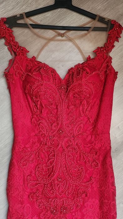 Червена рокля с бродерия от мъниста.