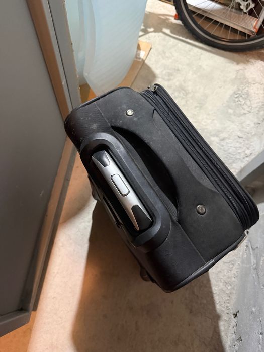 Малък куфар на 4 колела в добро състояние