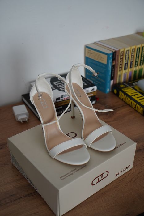 Босоножки белые Kari
