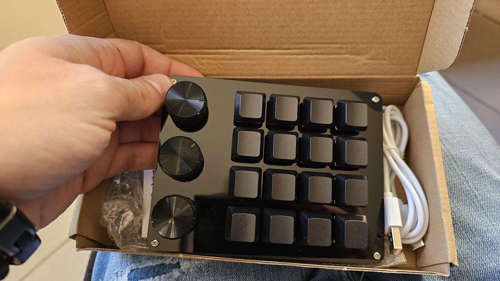 Механична клавиатура (keypad) с 16 програмируеми бутона