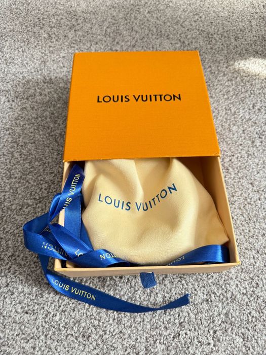 Curea noua cu eticheta