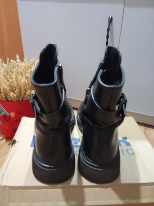 Продам ботинки женские