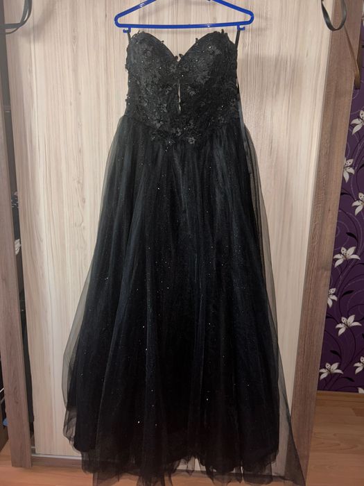 Черна бална рокля