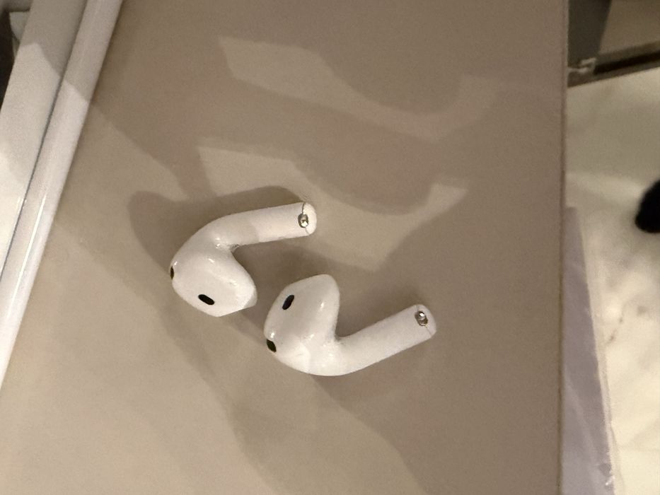 Air pods 4 само слушалки