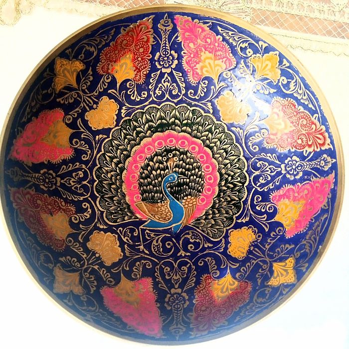 Qadimiy idish sotiladi. Qol mehnati. Holati zor.  2 ta bor  bir hil.