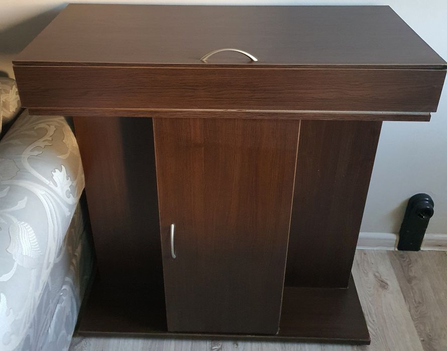 Продавам аквариум 120 л.с дървена поставка