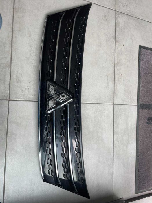 Mitsubishi Outlander IV 4 2021- централна решетка