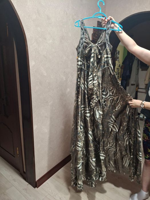 Платье атласное.