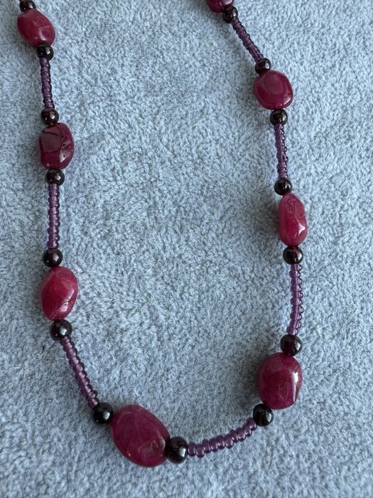 Colier confectionat din rubin, granate si inchizatoare argint