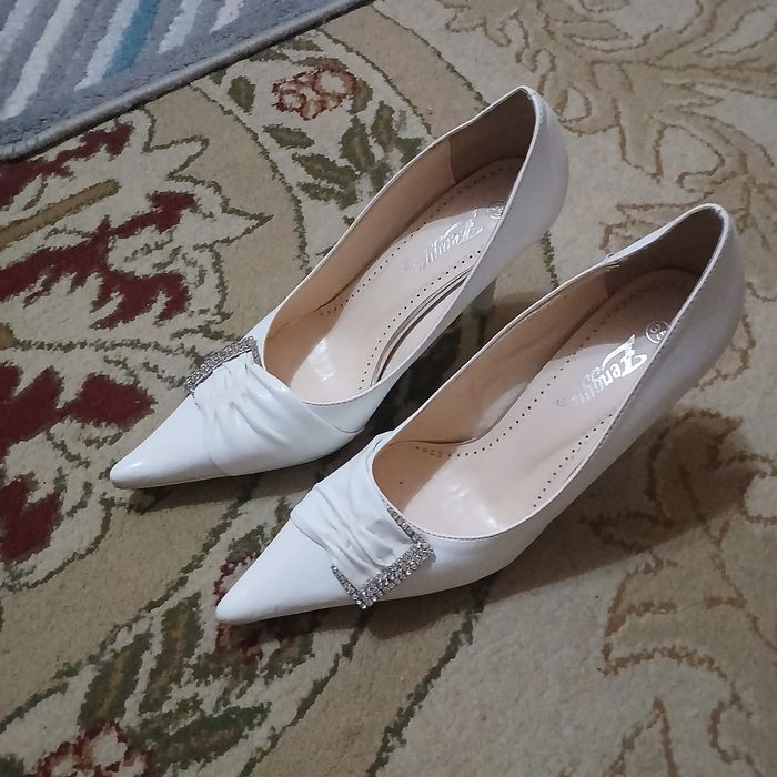 Туфли ок яхши холатда