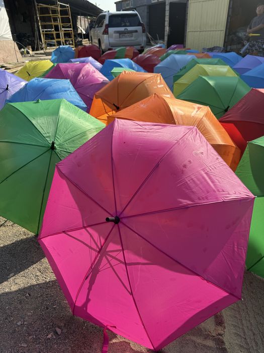 Зонты ярких цветов