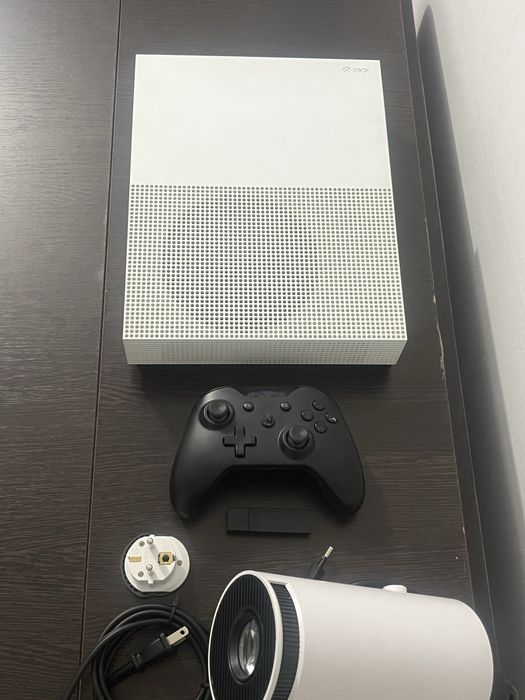 Xbox One S + джойстик + проектор