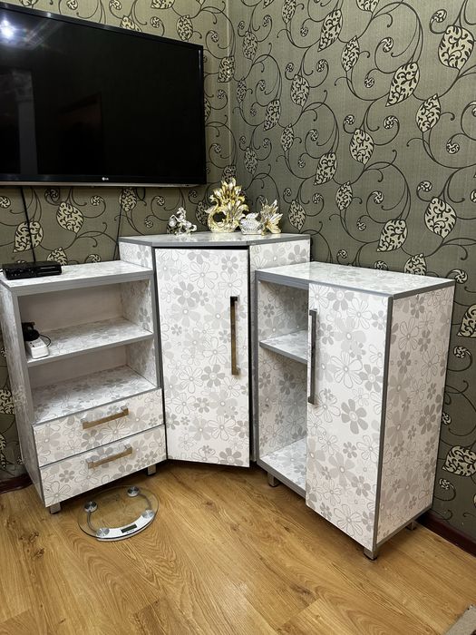 Шкаф с сувенирами