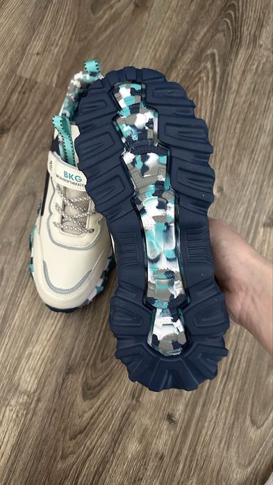 Кроссовки новые продаю