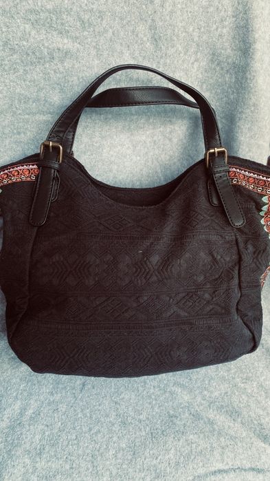 Poseta  neagra cu flori , material textil si piele