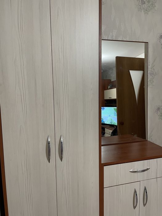 Стенка и шкаф с зеркалом