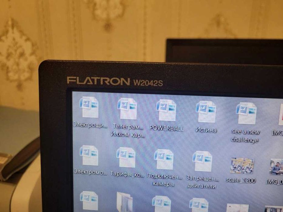 Рабочий  20 дюймовый LCD монитор