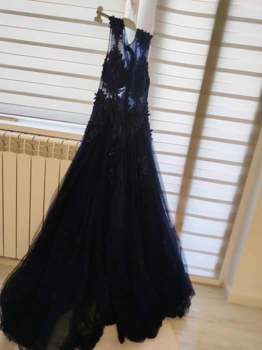 Vând rochie model deosebit