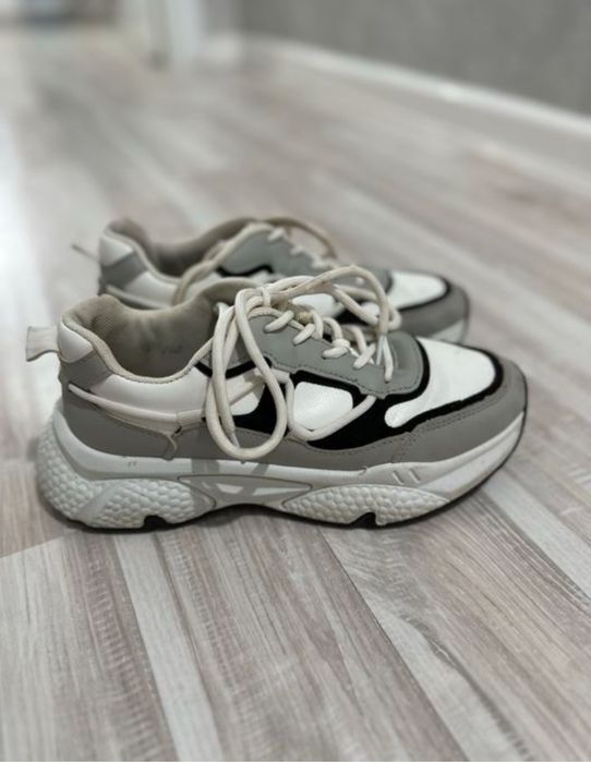 Кроссовки JORDAN 5000 тг. и др.