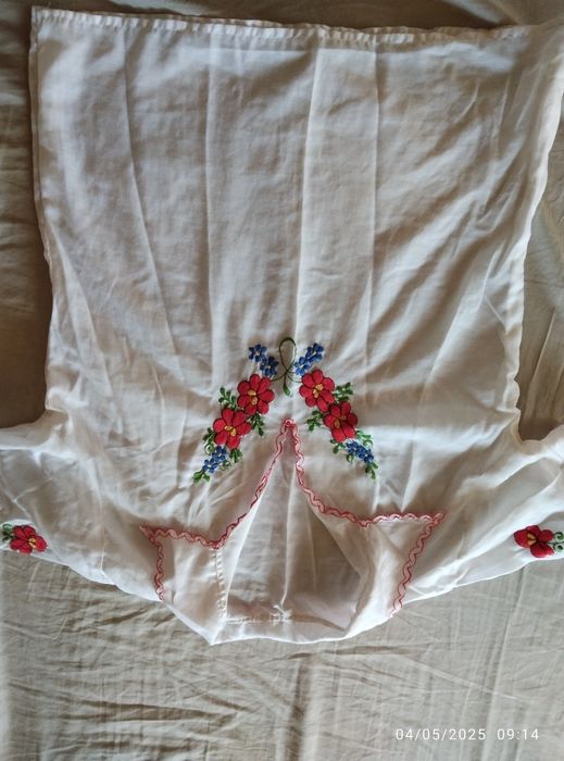 Bluze tip ie cu broderie