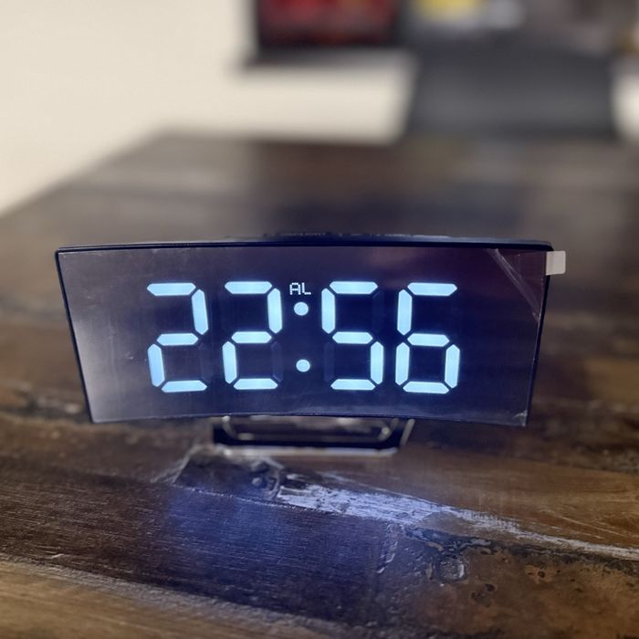 Ceas digital LED cu ecran curbat!