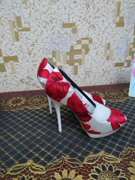 Босоножки на высоком каблуке 3 пары разм.35-36