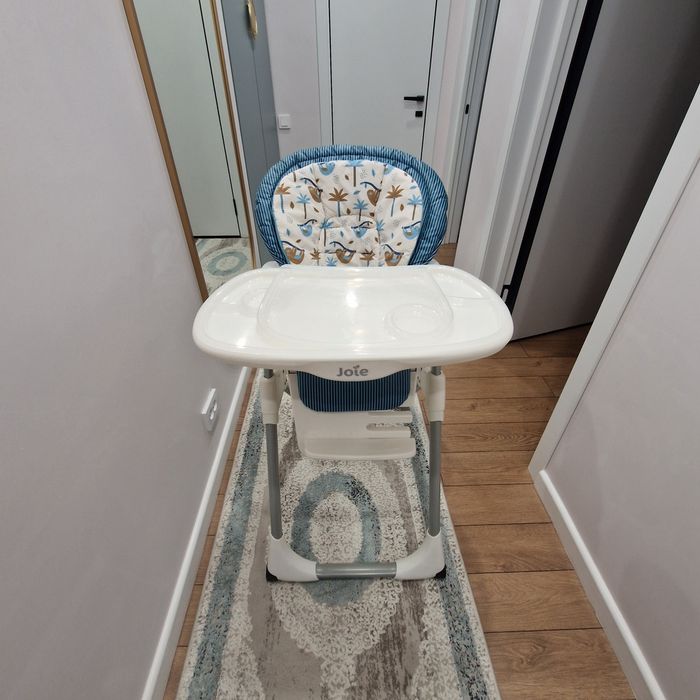 Продам  стол для кормления  бренда joie!