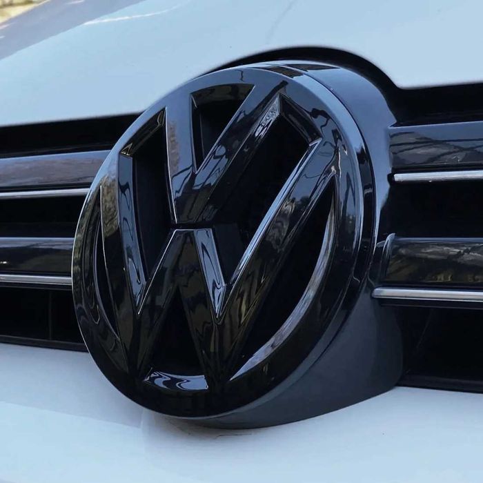 предна емблема за VW Golf MK6 черен гланц
