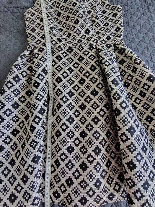 Rochie Reserved mărimea 36 – elegantă, imprimeu geometric alb-negru