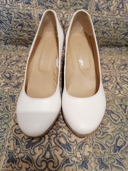 Vand pantofi cu platforma, nr. 37.