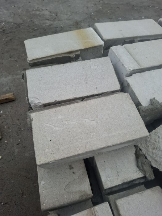 Кирпич 35 тенге.