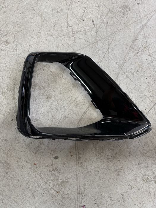 решетка в бронята на audi q8 s-line 4M8853054A