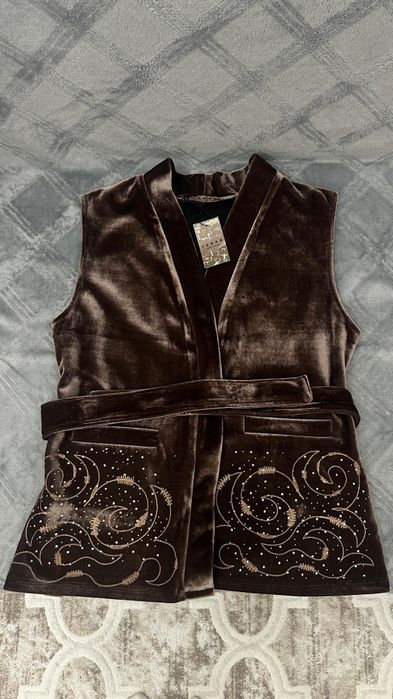 Женский бархатный жилет с поясом