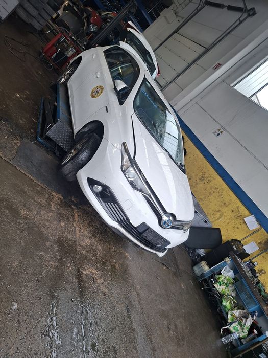 Piese toyota auris hybrid 2016 facelift