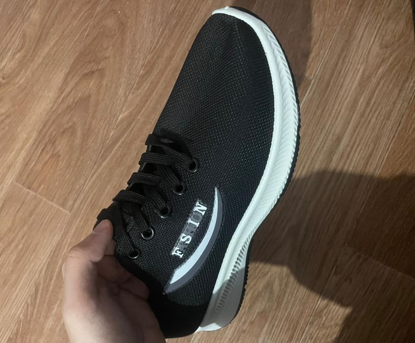 Кроссовка и подарок