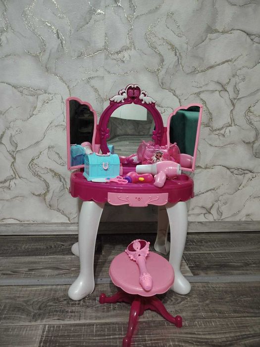 Детский стол ,косметика