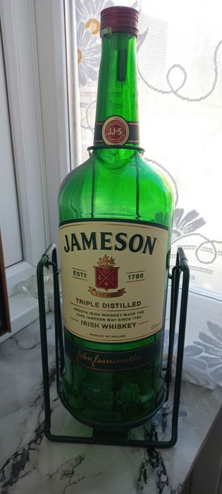 Бутыль из под виски.