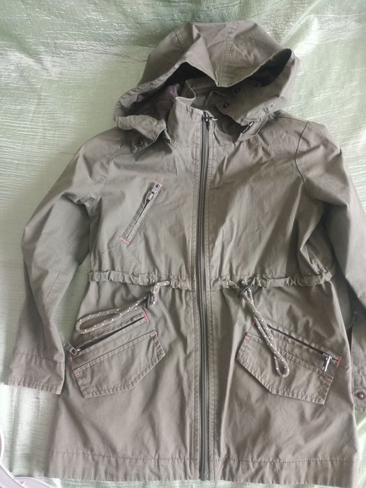 Продам куртки на девочку