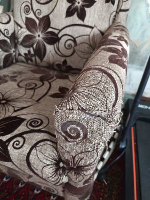 Продается раскладной диван и 2 кресла комплектом