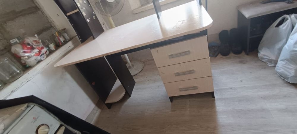 Продам стол компьютерный