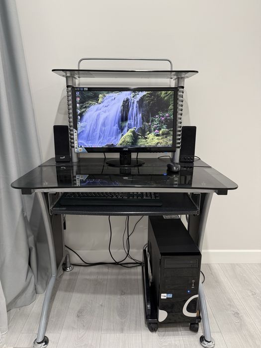 Персональный компьютер со столом