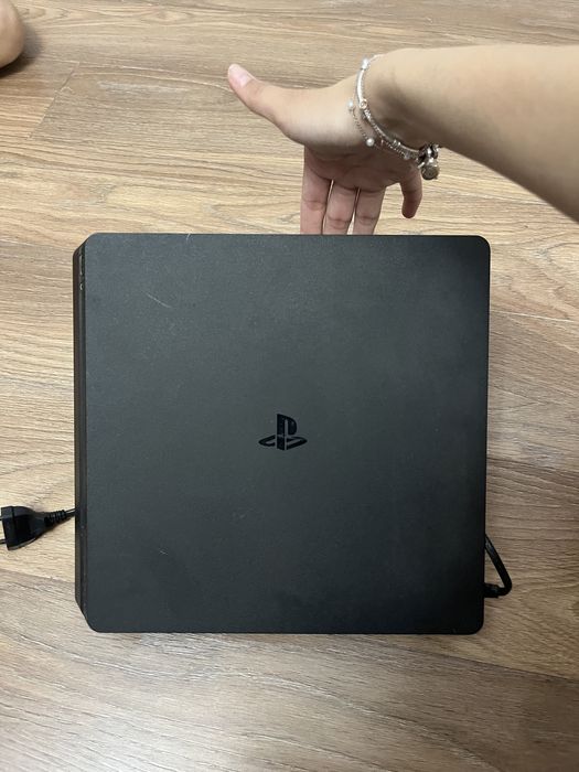 ПРОДАЮ пс 4 с двумя джойстиками